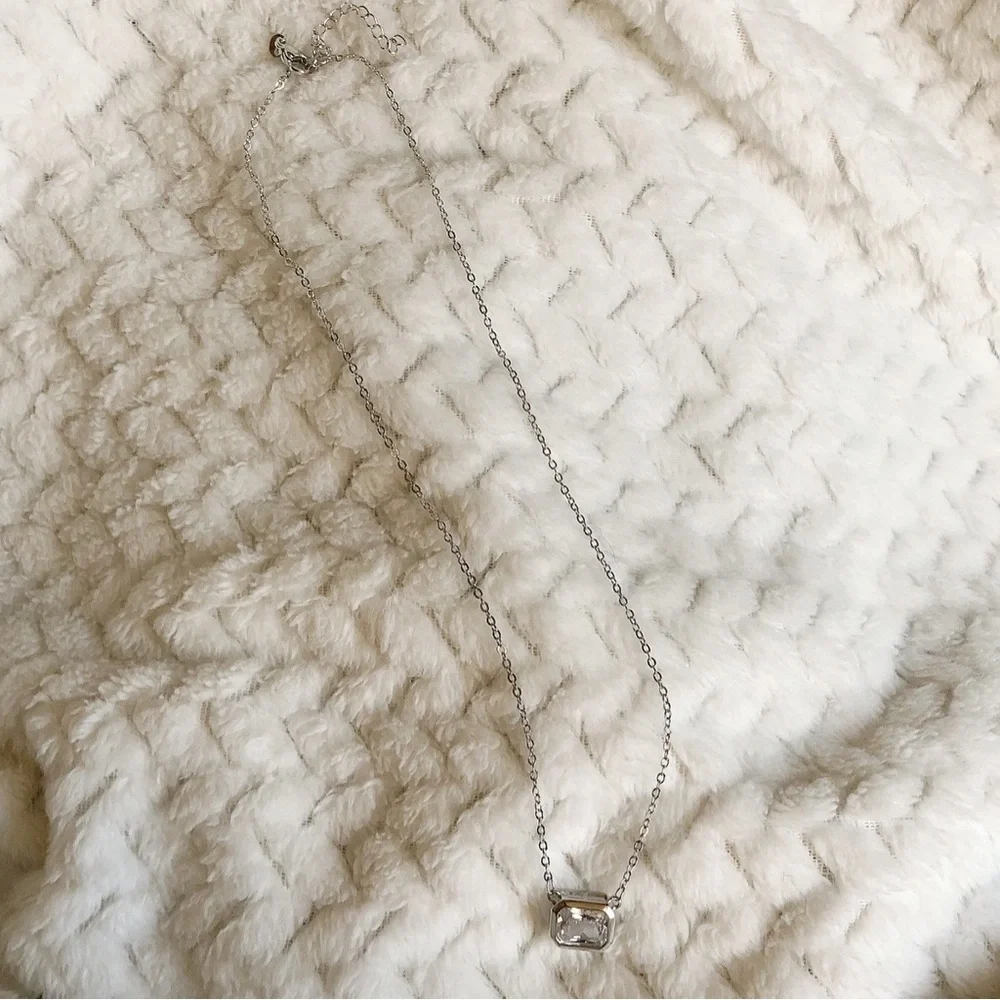 Elegant Silver Necklace with Clear Gemstone - Picture 3 of 9